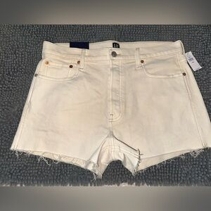 NWT GAP Off White Denim Frayed Hem Women's Shorts.
